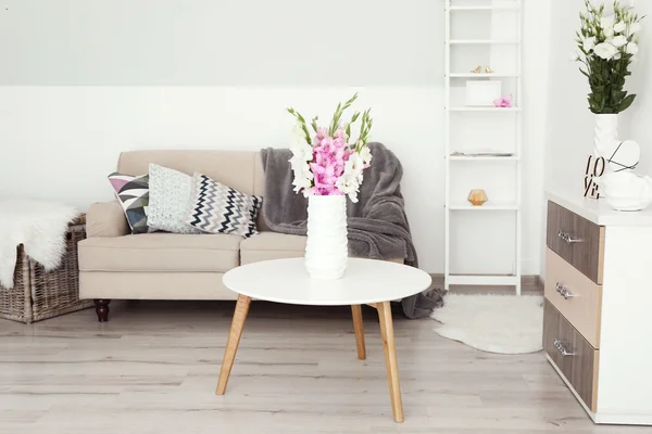 Zimmer mit Blumenstrauß in Vase auf Holztisch — Stockfoto