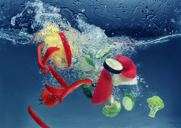 Gemüse fällt ins Wasser — Stockfoto