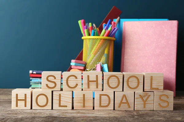 Канцелярські товари та слова SCHOOL HOLIDAYS — стокове фото