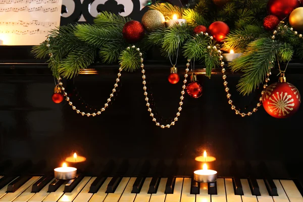 Piano con decoraciones navideñas — Foto de Stock