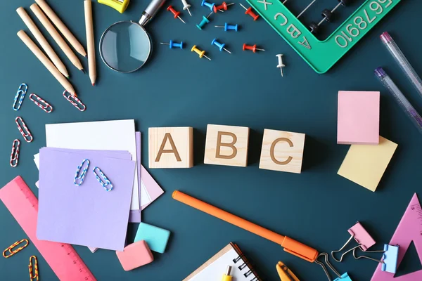 Artigos de papelaria coloridos e palavra ABC — Fotografia de Stock