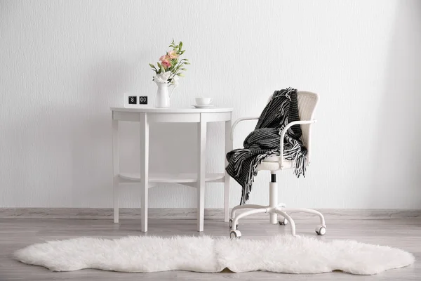 Muebles blancos hermosos — Foto de Stock