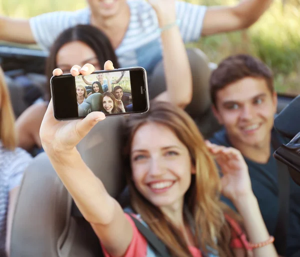 Happy Přátelé Selfie Autě — Stock fotografie