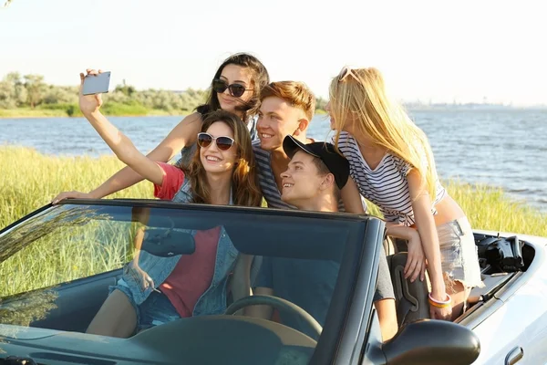 Amigos Felizes Tomando Selfie Carro — Fotografia de Stock