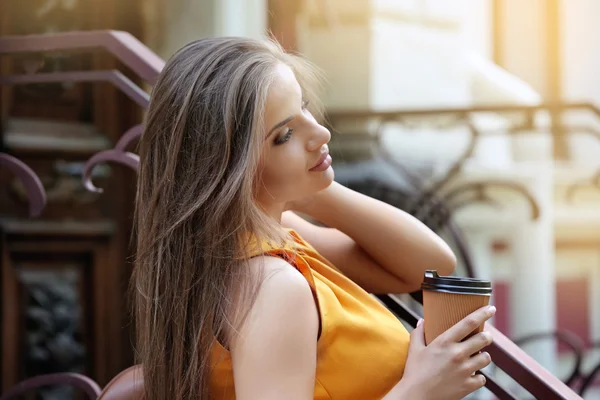 Donna con tazza di caffè — Foto Stock