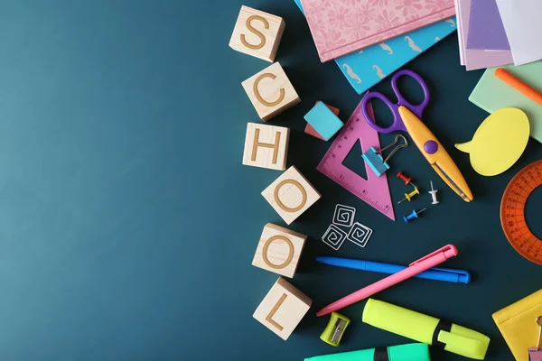 Papelaria colorida e palavra SCHOOL — Fotografia de Stock