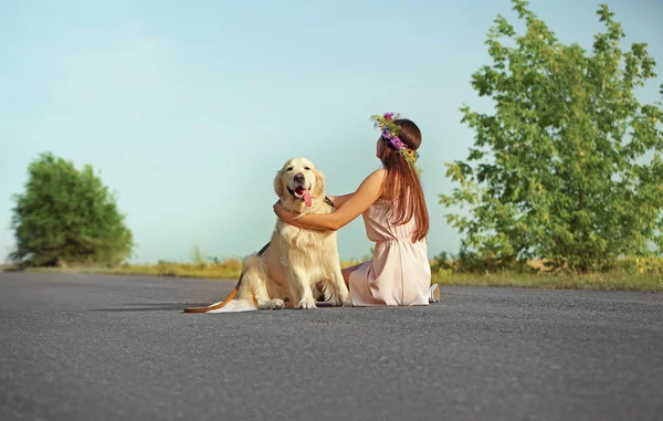 Chica con lindo recuperador en el campo — Foto de Stock