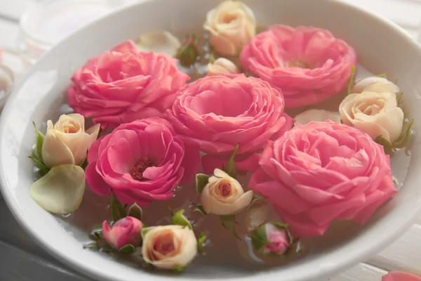 Tigela com rosas na água — Fotografia de Stock