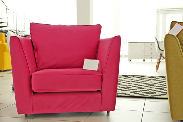 Różowy fotel na sprzedaż — Zdjęcie stockowe
