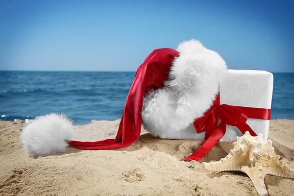 Caixa de presente com chapéu de Santa — Fotografia de Stock