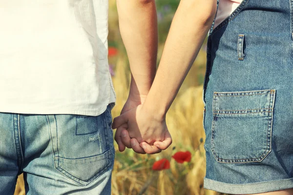 Couple holding hands — Stock Photo, Image