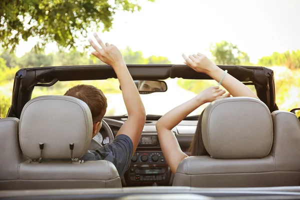 Pareja Joven Coche —  Fotos de Stock