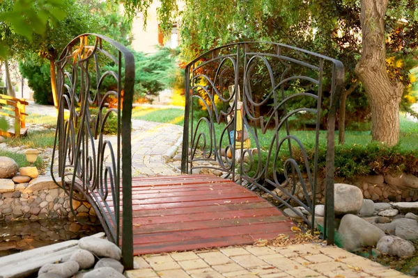 Holzbrücke im Park — Stockfoto