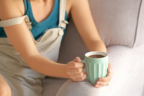 Mujer sosteniendo taza de té —  Fotos de Stock