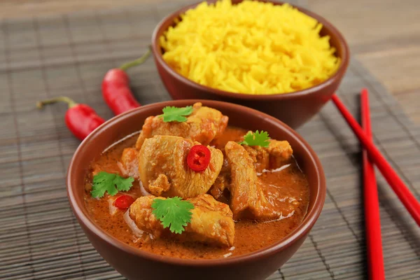 Caril de frango em tigela e arroz — Fotografia de Stock
