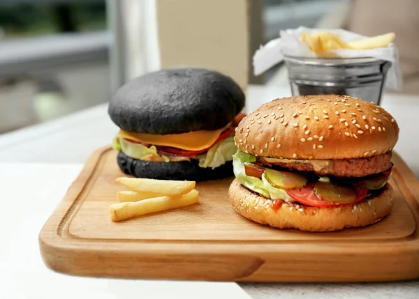 Zwei verschiedene Burger — Stockfoto