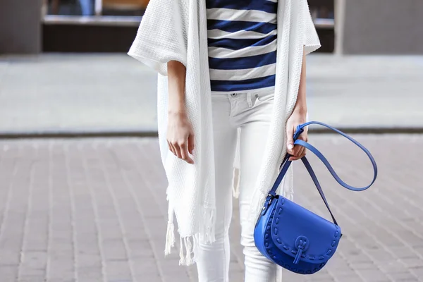 Chica de moda en la calle — Foto de Stock