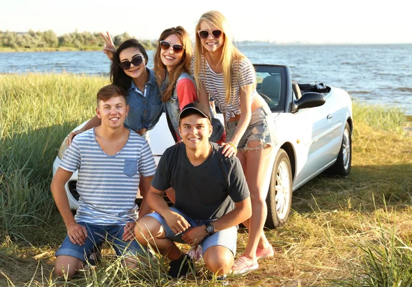 Happy Vrienden Buurt Van Auto — Stockfoto