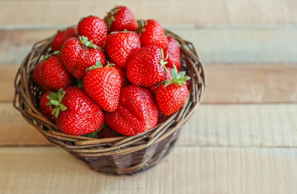 Νωπές φράουλες σε ψάθινο καλάθι — Φωτογραφία Αρχείου
