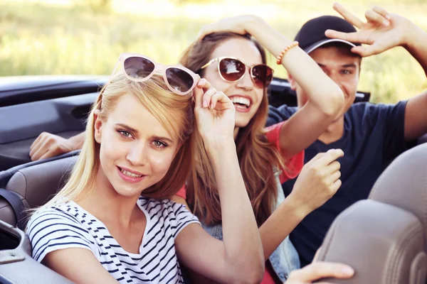 Amigos Felizes Carro — Fotografia de Stock