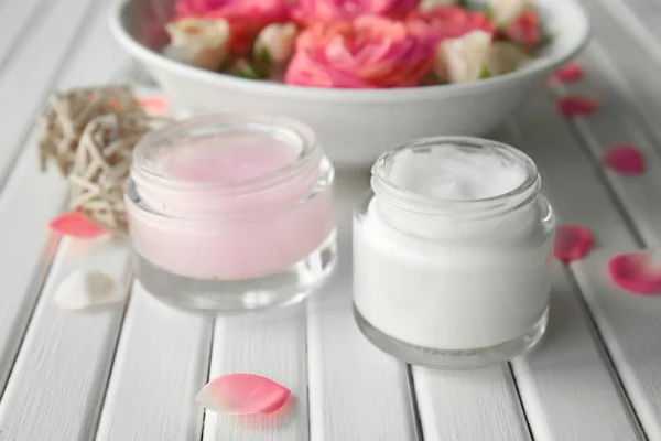 Cosmetic creams and roses — Stock Photo, Image