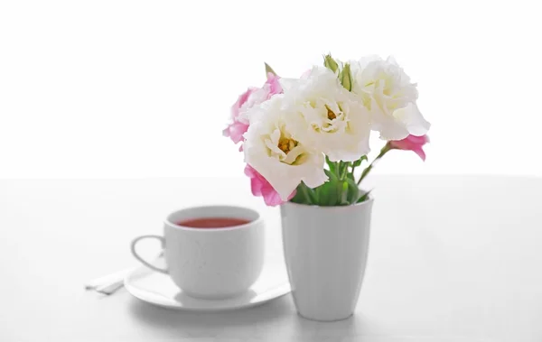 Taza de té con flores —  Fotos de Stock