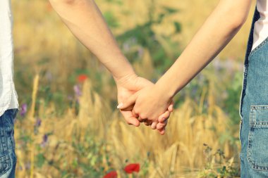 El ele tutuşan çift 