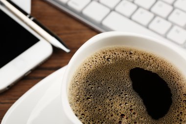 Çalışma alanı üzerinde kahve