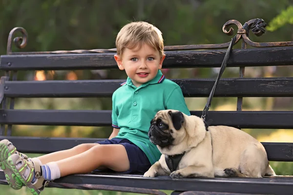 Маленький мальчик со своей собакой — стоковое фото