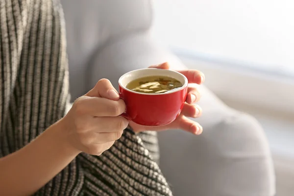 Frau mit Tasse Tee — Stockfoto