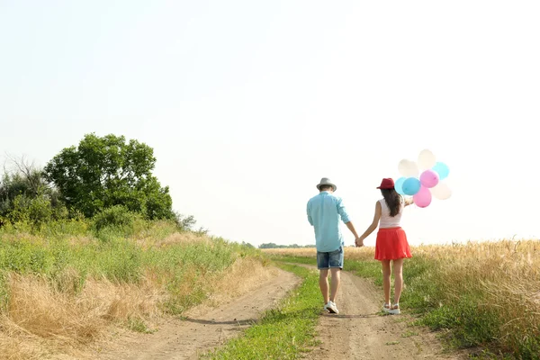 Casal com balões de ar de brinquedo — Fotografia de Stock