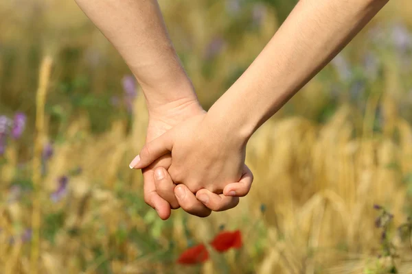 Paar hand in hand — Stockfoto