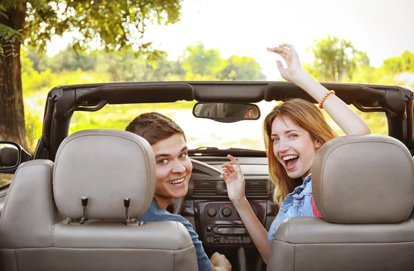 Pareja Joven Coche — Foto de Stock