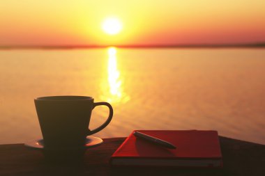 Kahve günbatımı üzerinde 