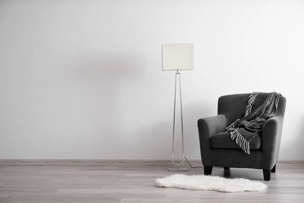 Lampe und dunkler Sessel — Stockfoto