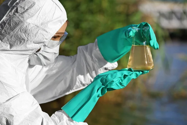 Woman with flask for expertise — Stock Photo, Image