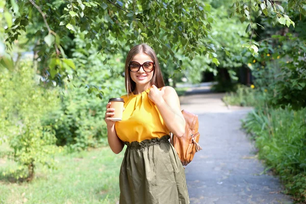 Femme avec tasse de café — Photo