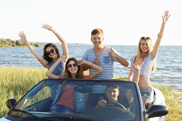 Glückliche Freunde Auto — Stockfoto