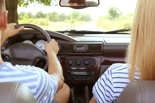 Jeune couple en voiture — Photo