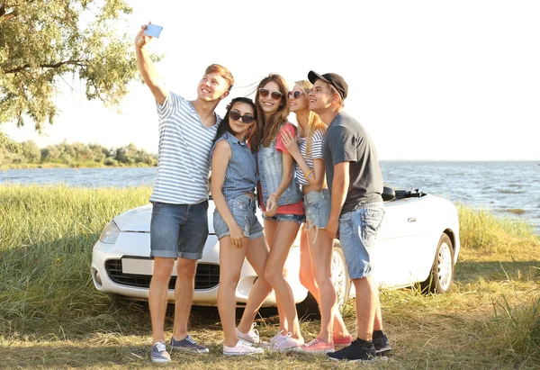 Amigos Felizes Tomando Selfie Perto Carro — Fotografia de Stock