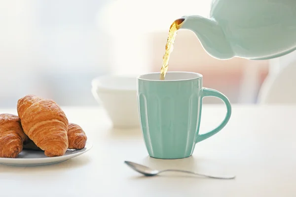 Verser le thé dans une tasse — Photo