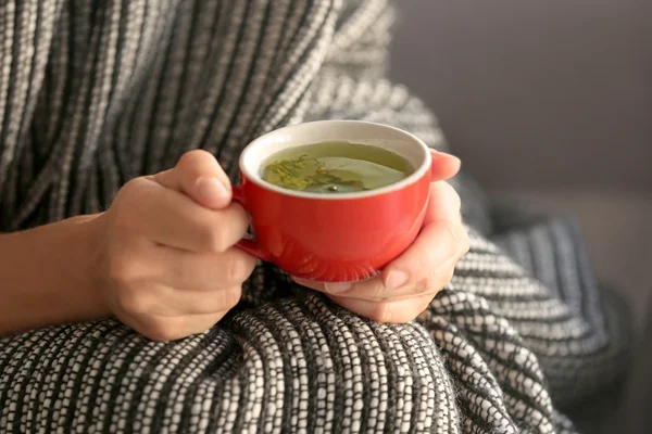 Frau mit Tasse Tee — Stockfoto