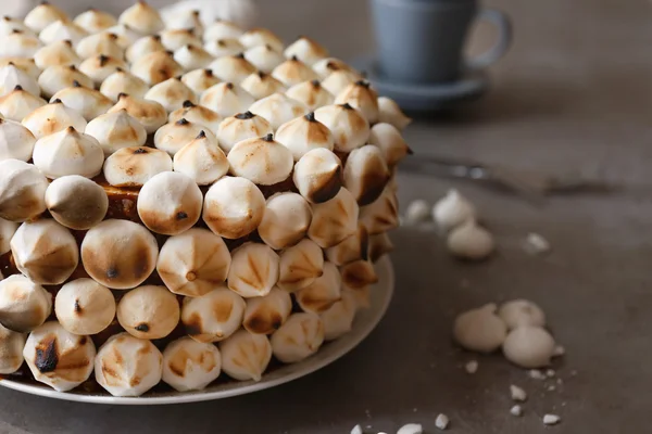 Gâteau savoureux avec guimauve — Photo