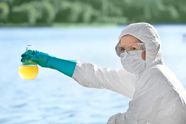 Woman with flask for expertise. — Stock Photo, Image