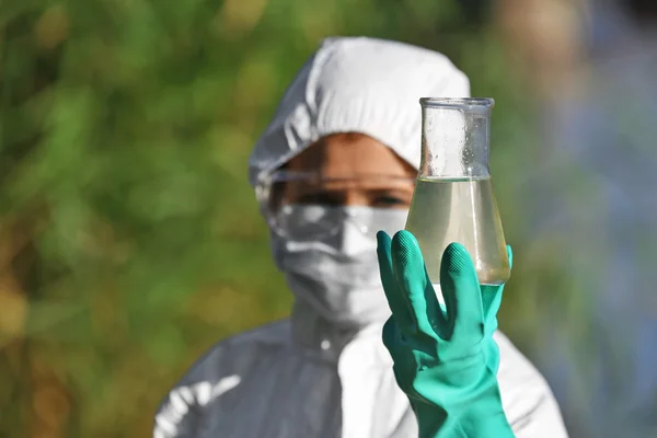 Woman with flask for expertise. — Stock Photo, Image