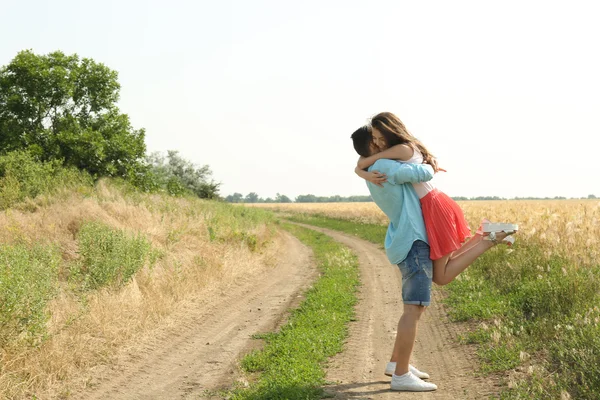 Pareja Joven Abrazándose Campo — Foto de Stock