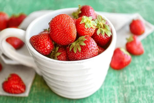 Färska jordgubbar i cupen — Stockfoto