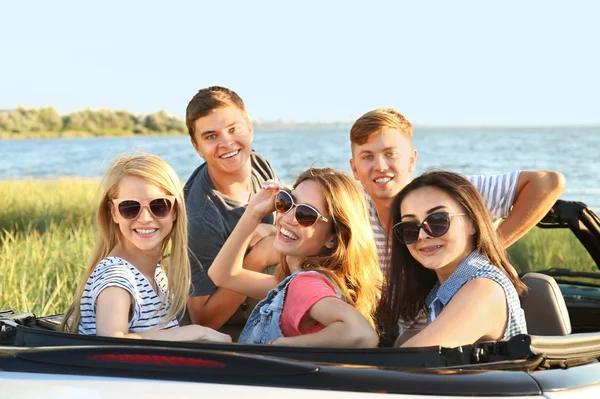 Glückliche Freunde Auto — Stockfoto