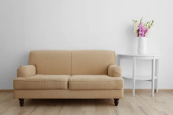 Intérieur avec meubles et fleurs — Photo