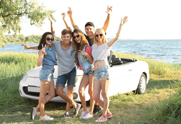 Glückliche Freunde Der Nähe Von Auto — Stockfoto